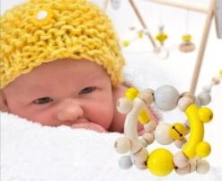 Hess Grijpfiguur Rammelaar Kogels Geel -Speelgoeds Korting Winkel image 1152